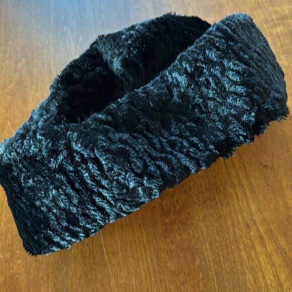 Black Textured Fur Hat - Picture 5 of 6